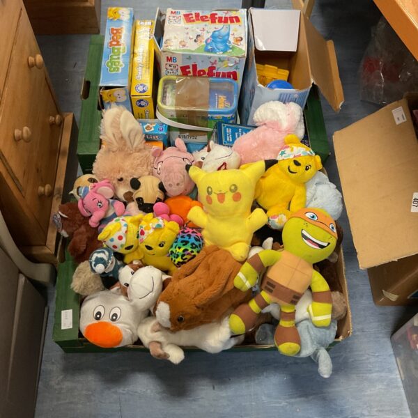 Mixed lot of vintage soft toys and board games.
