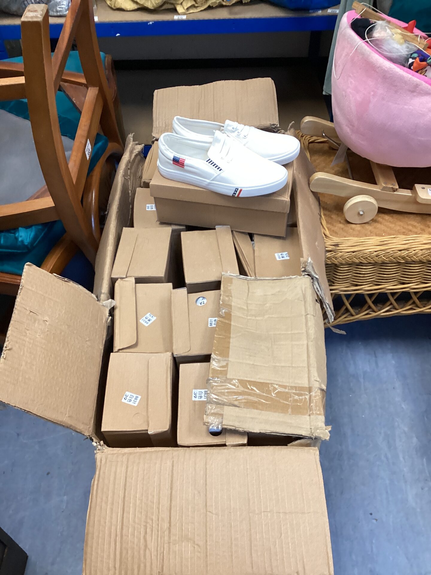 563 Box of new jianle trainers assorted size
