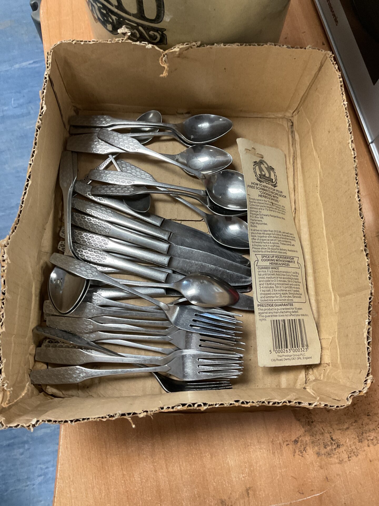 436 Box of shape cutlery