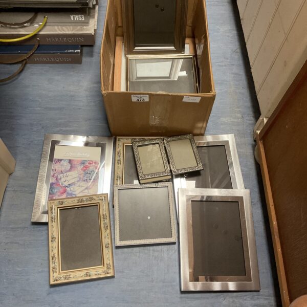 Mixed lot of assorted vintage and modern photo frames.