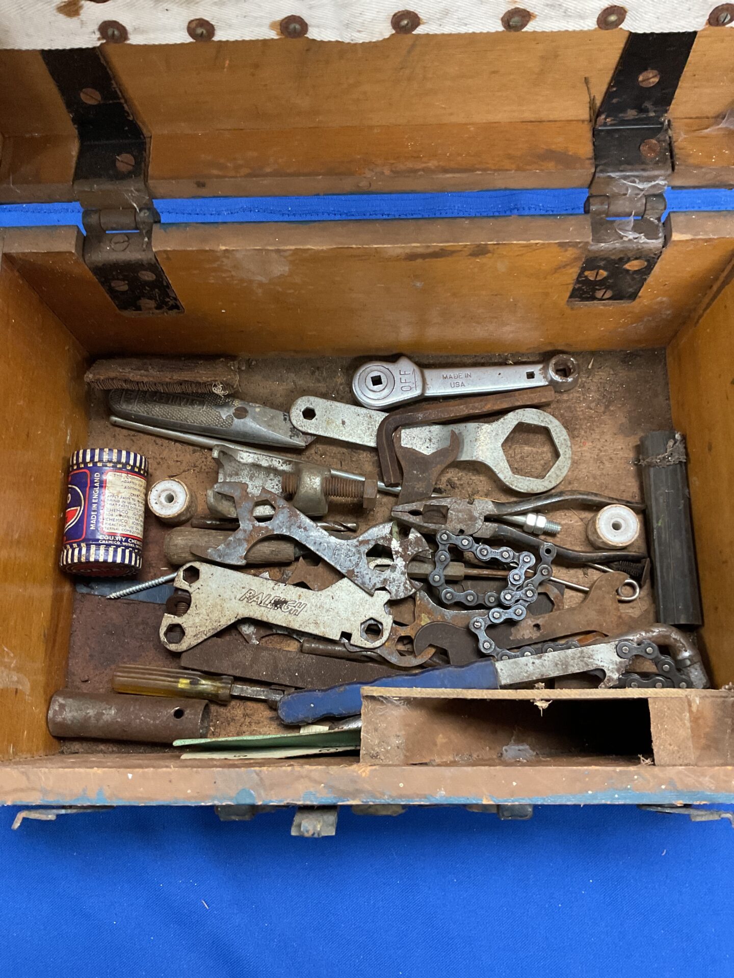 990 Wooden tool chest with assorted tools