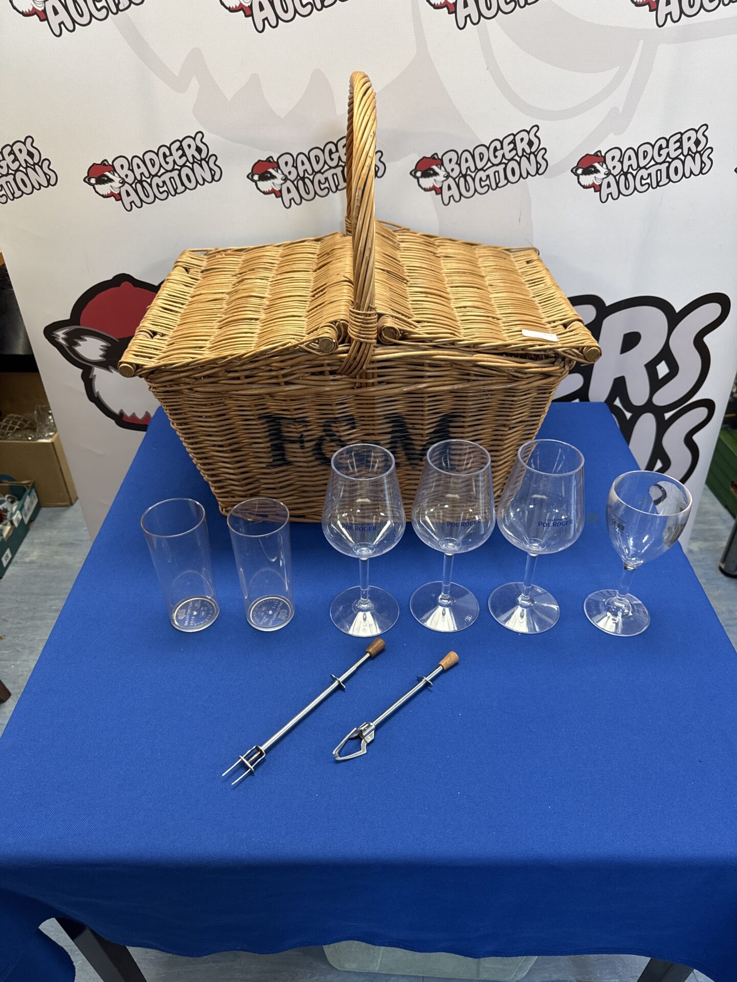 678 F&M style hamper basket with plastic picnic glasses & cocktail picks