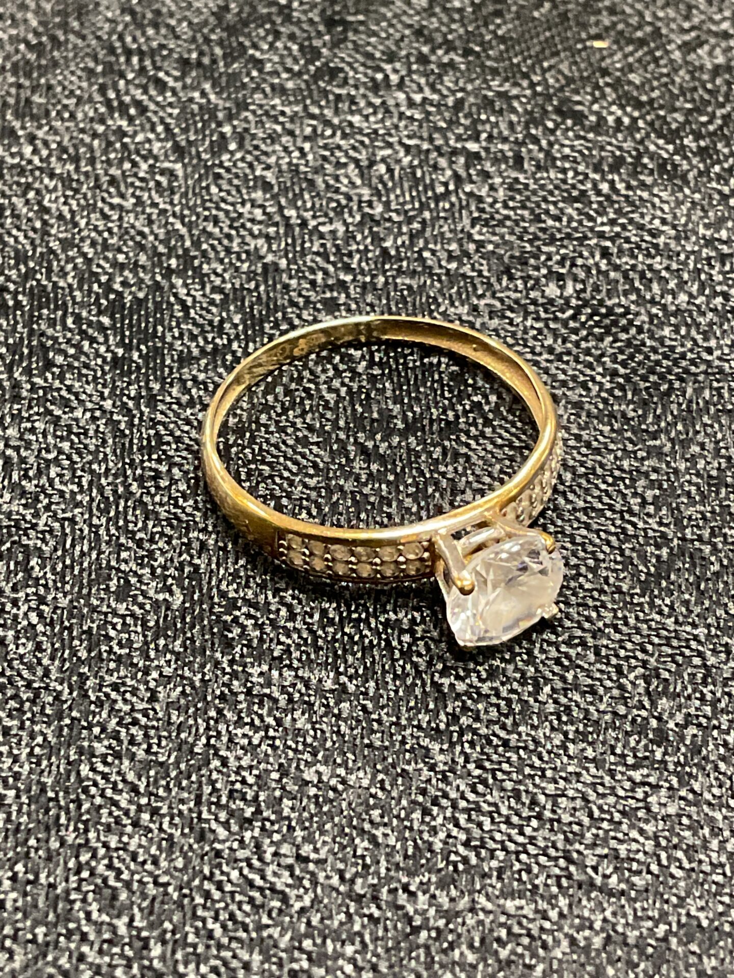 816 9ct Gold Ring set with Cubic zirconia size 0