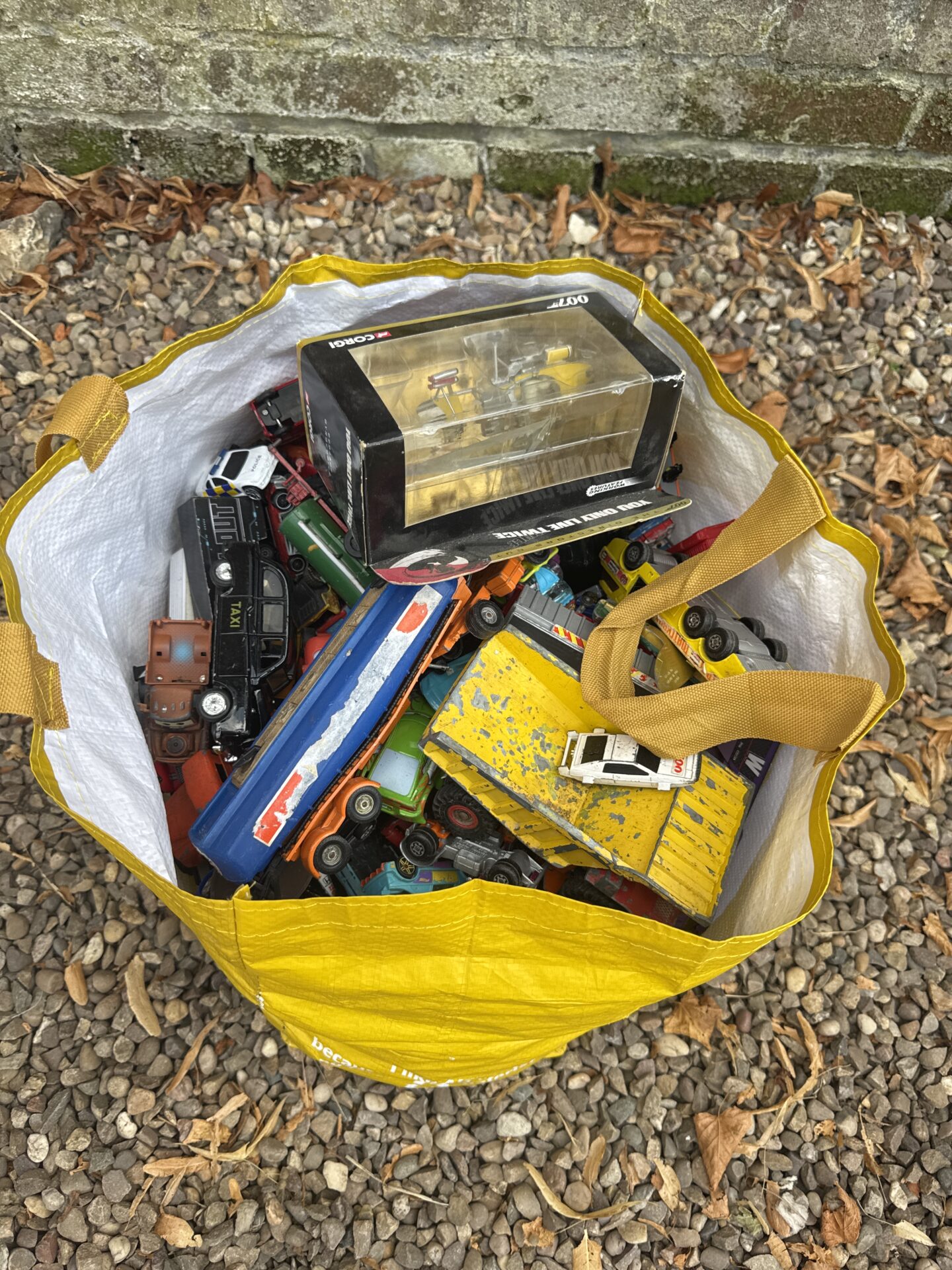 326 Large bag of toy & die cast cars