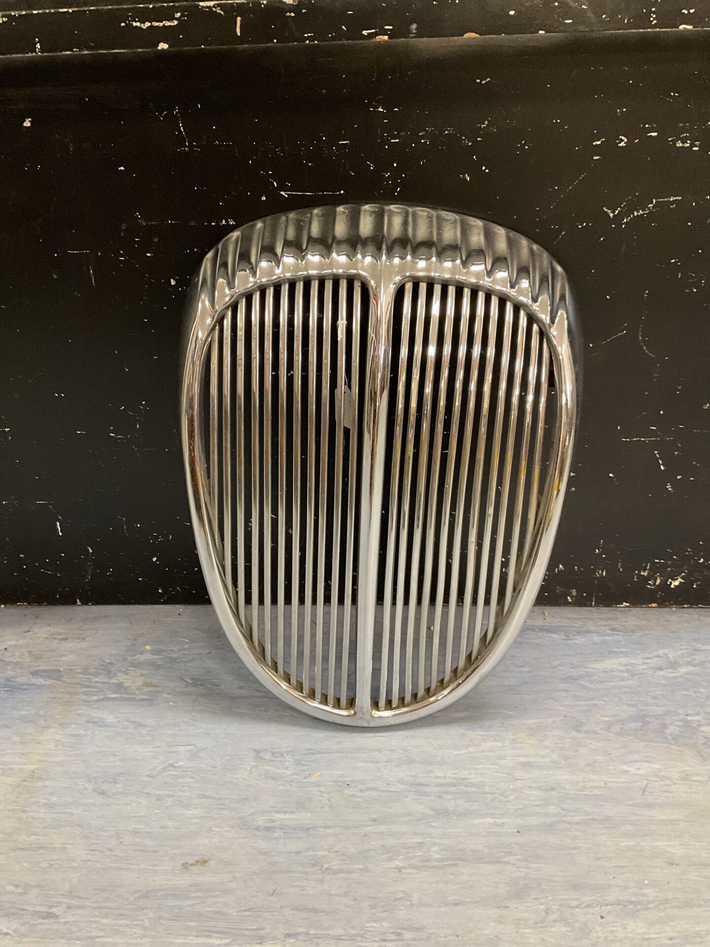 968 Classic car Daimler V8 250 saloon radiator grille