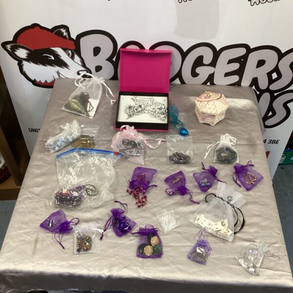 Assorted costume jewellery lot with necklaces and earrings.