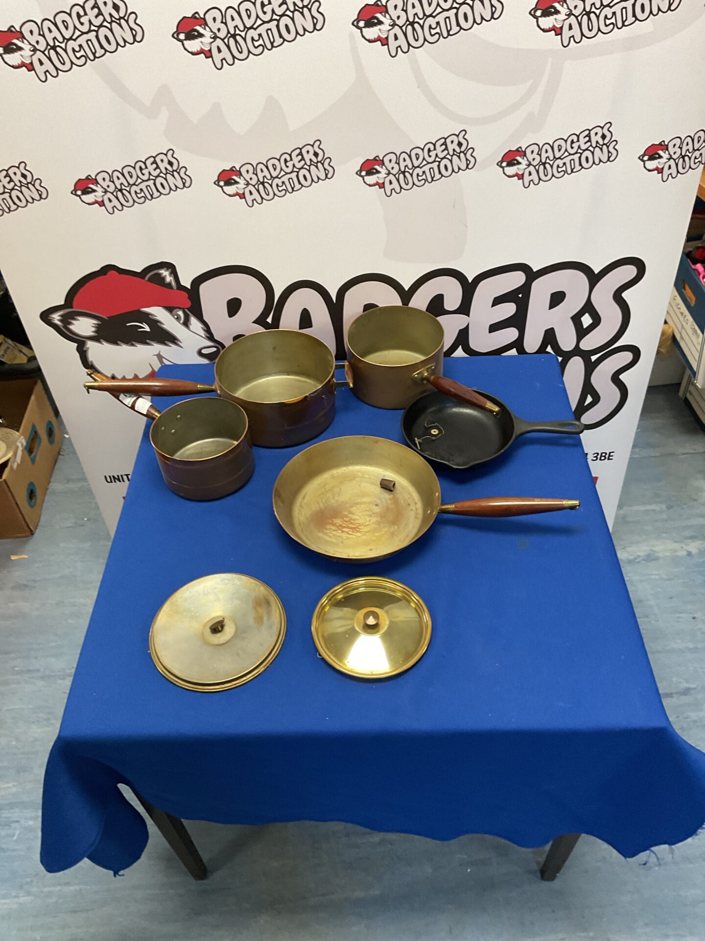 391 Set of copper pots and pan and cast iron pan