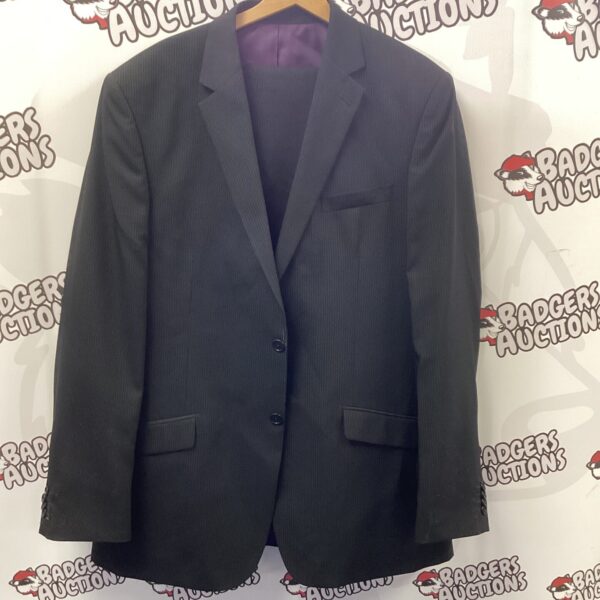 Men’s F&F suit size 44L, classic tailored style.
