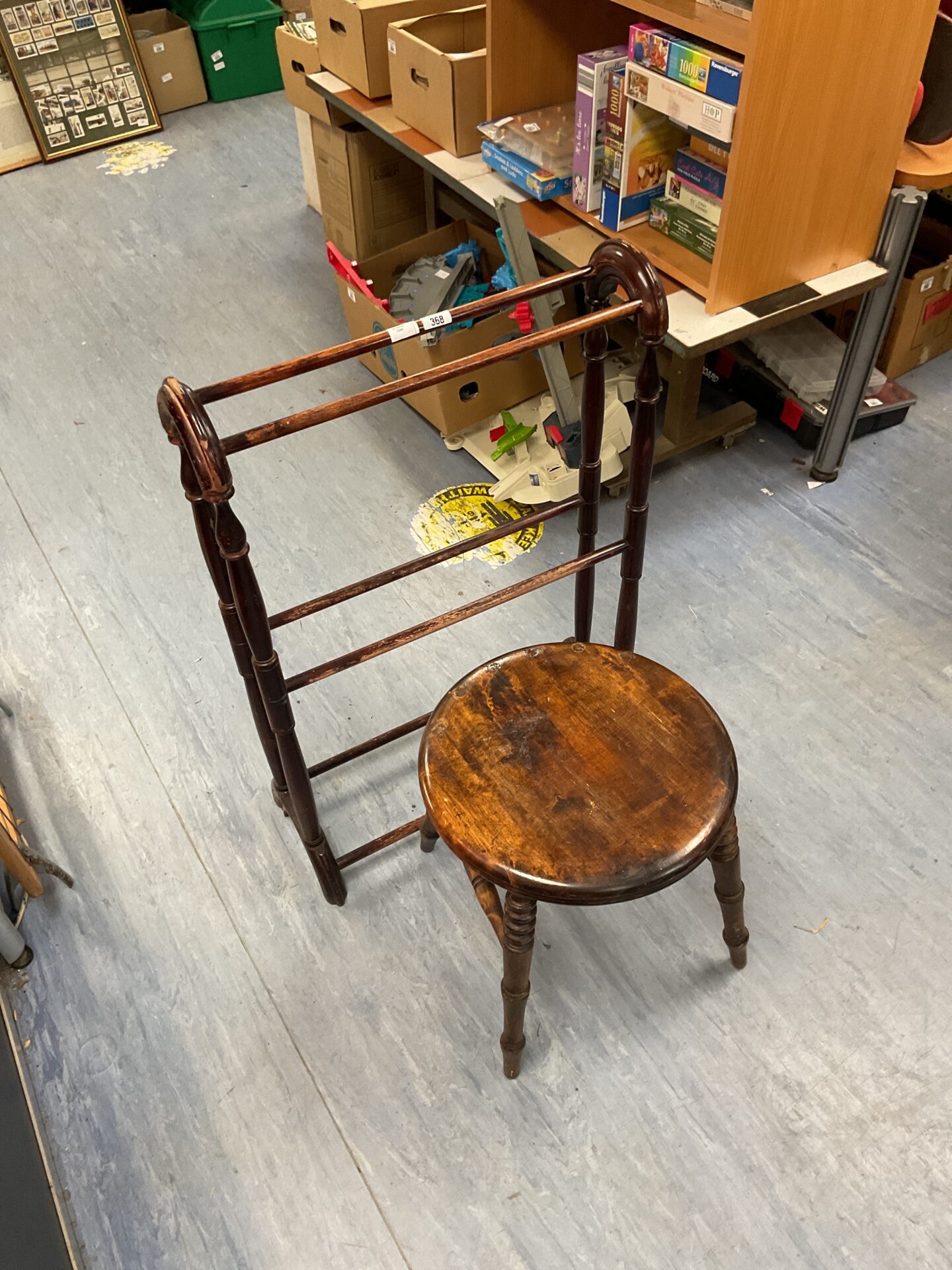368 Darkwood towel rack and stool
