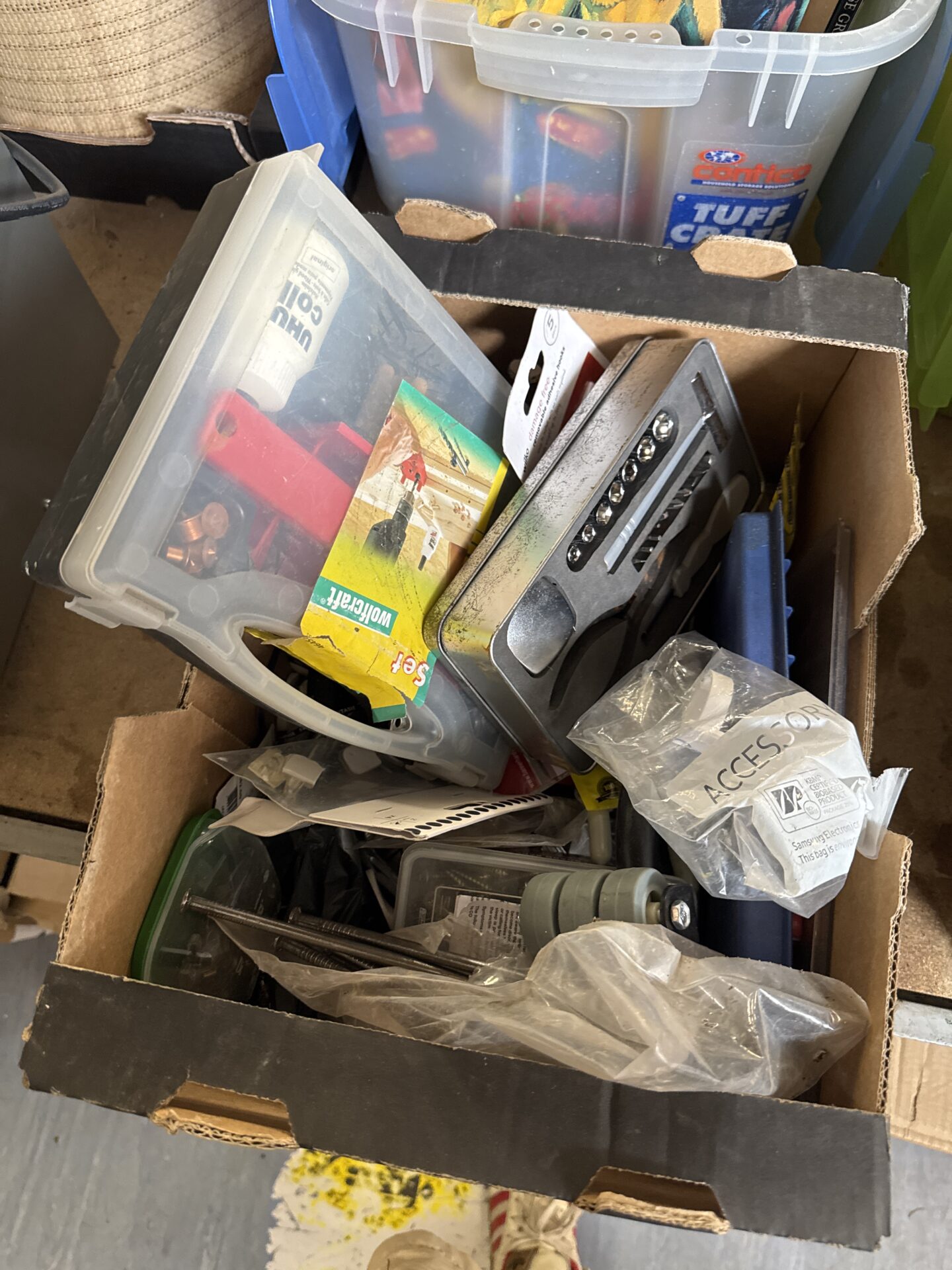 1084 Tray of shed clearance items
