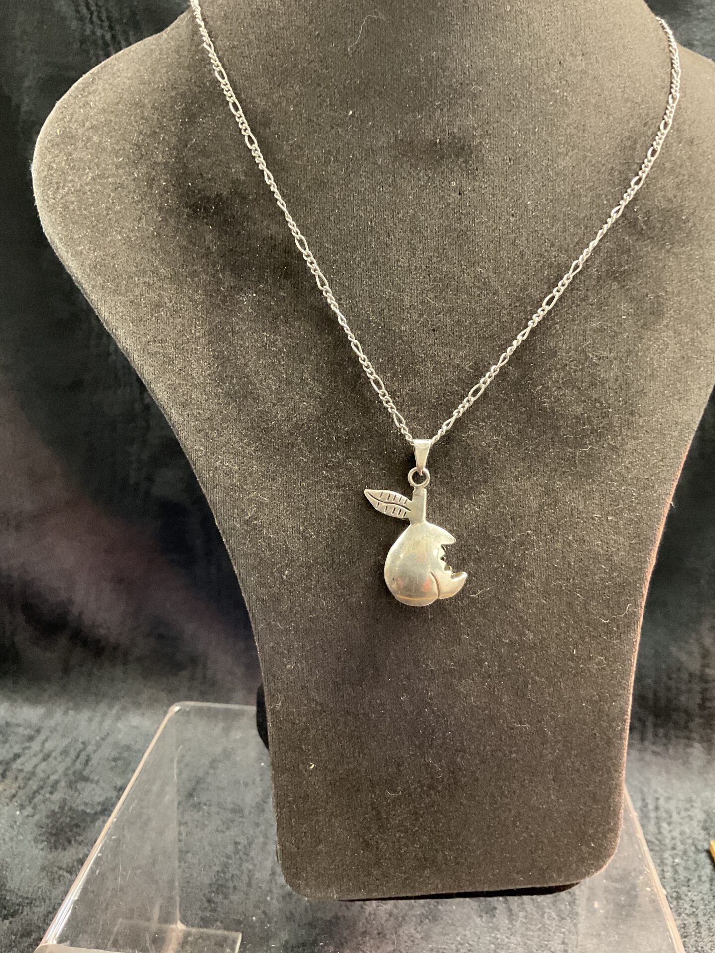 822 925 Silver Apple pendant 20” Necklace