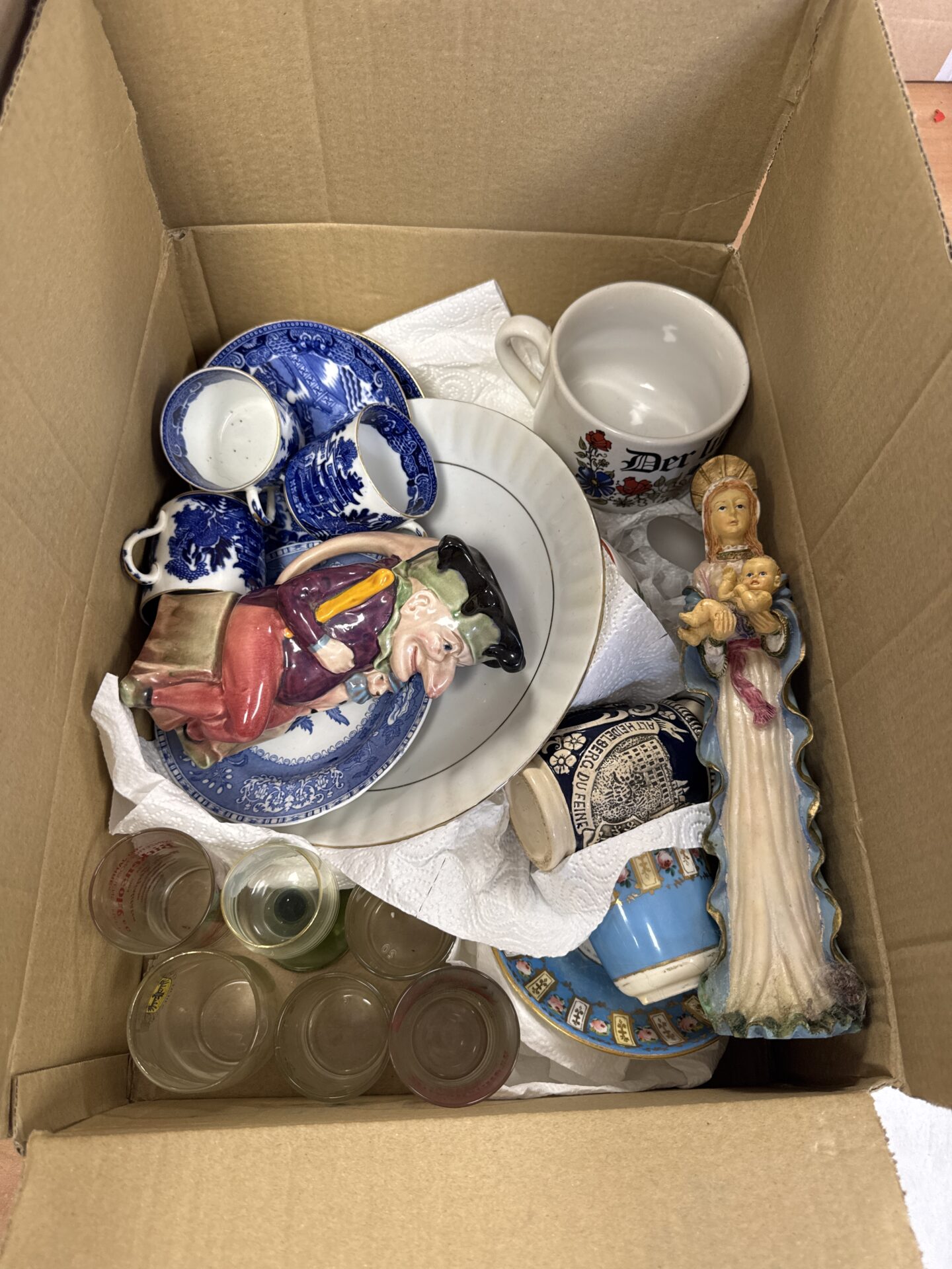 571 Box of mixed China & glassware