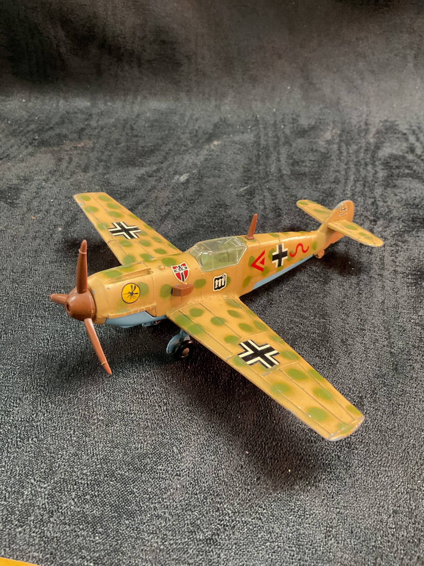 837 Vintage Dinky toys Diecast Model Messerschmitt bf109 with motor in desert sandstorm pattern