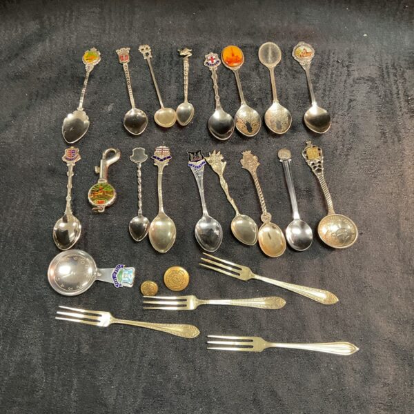 Tray of assorted vintage collectors spoons and teaspoons.