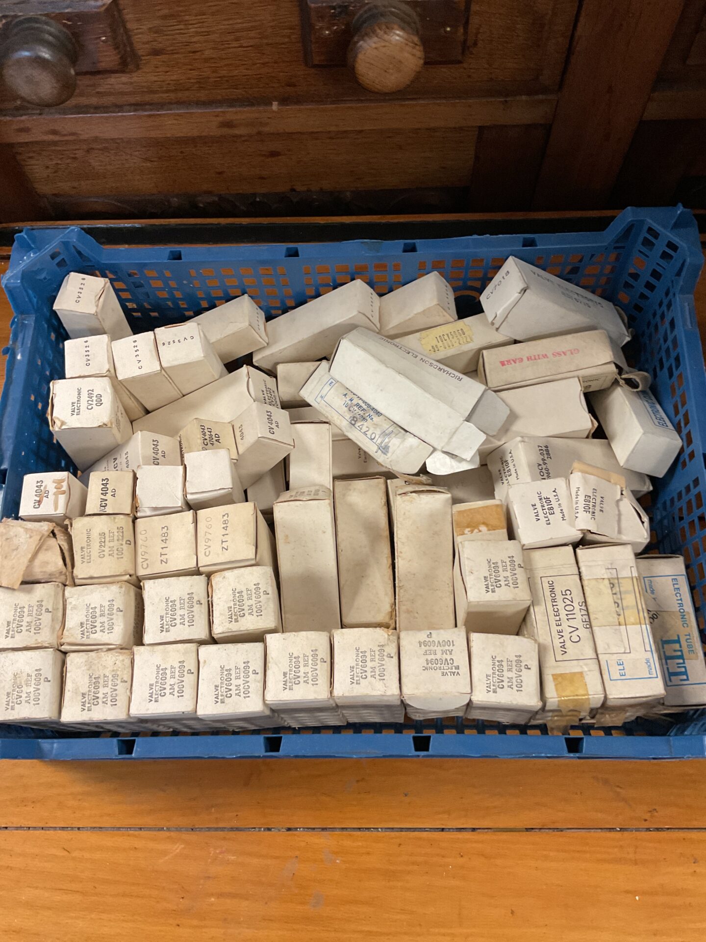 181 Tray of vintage electronic radio valves