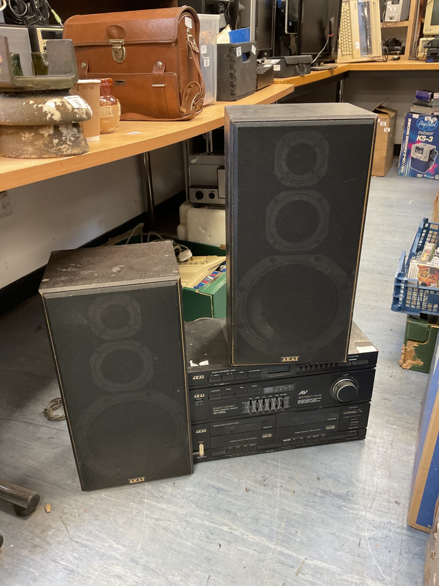 096 Akai ac-a510l hifi system with speakers