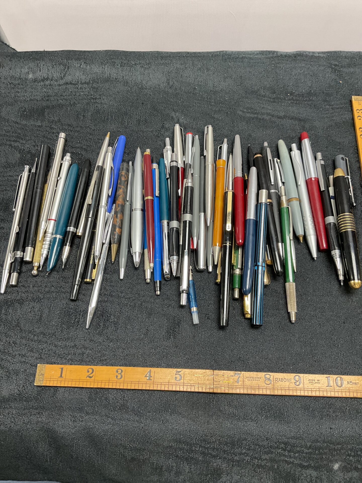 783 Large quantity of assorted pens and pencils