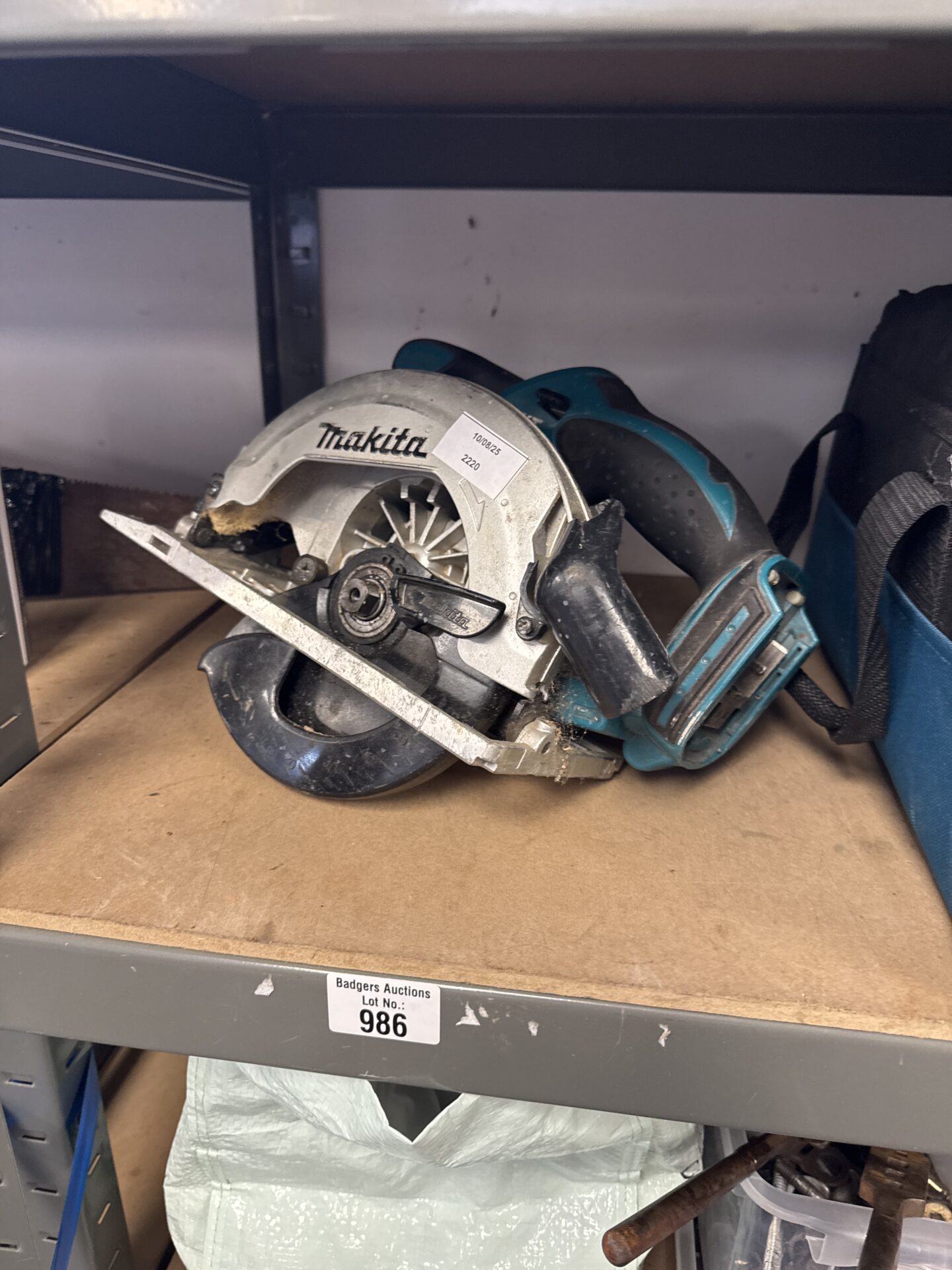 986 Makita 18v circular saw body only – powered on, needs blade