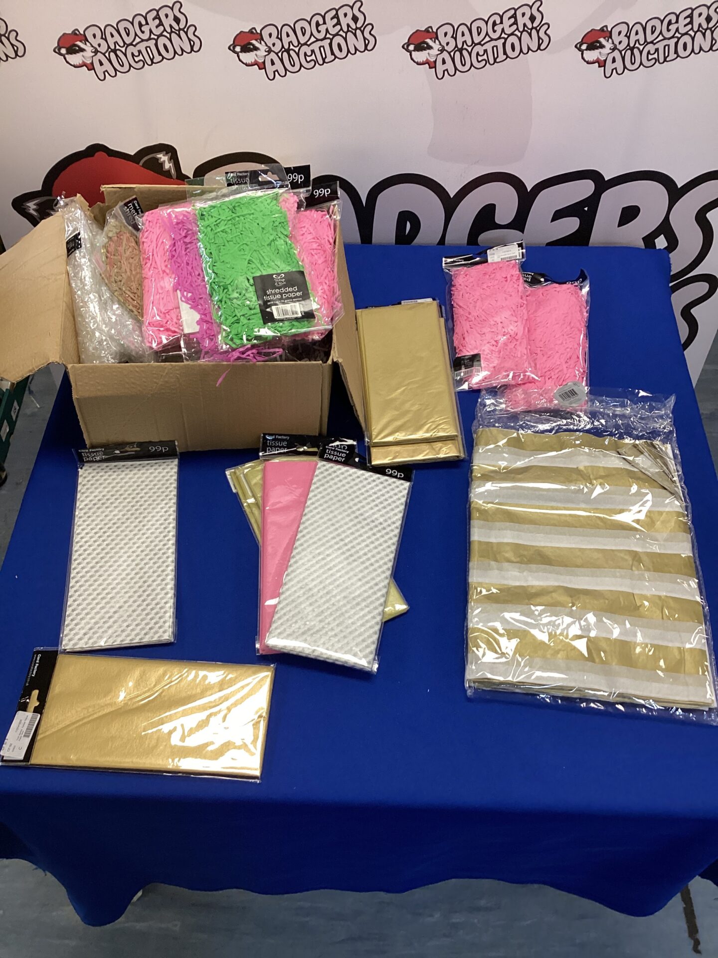 610 Box of party supplies inc shredded colour paper & tissue paper