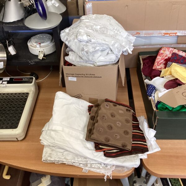 Mixed linen lot with tablecloths and cushion covers for vintage projects.