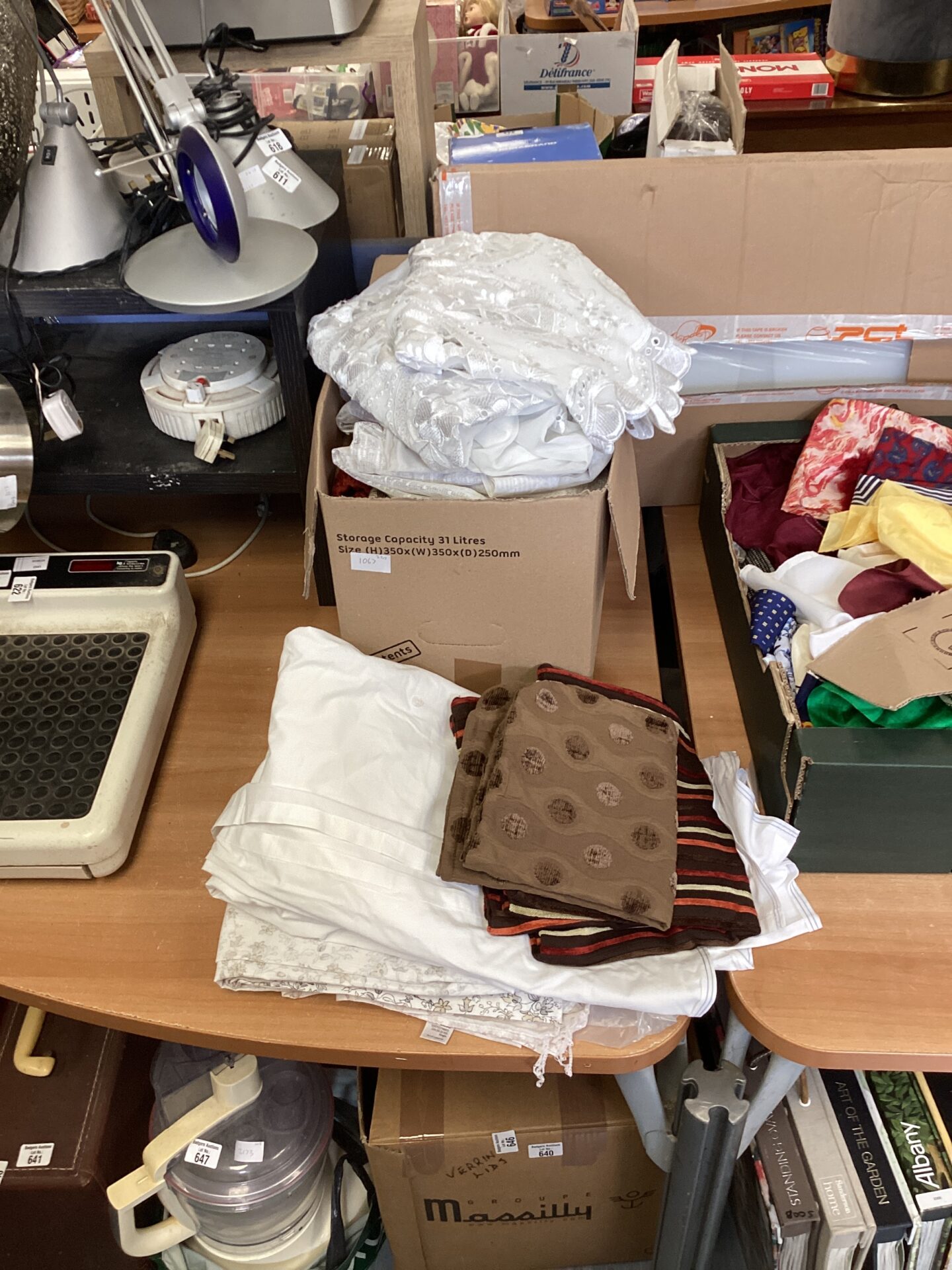 597 Box of table cloths, cushion covers & mixed linen