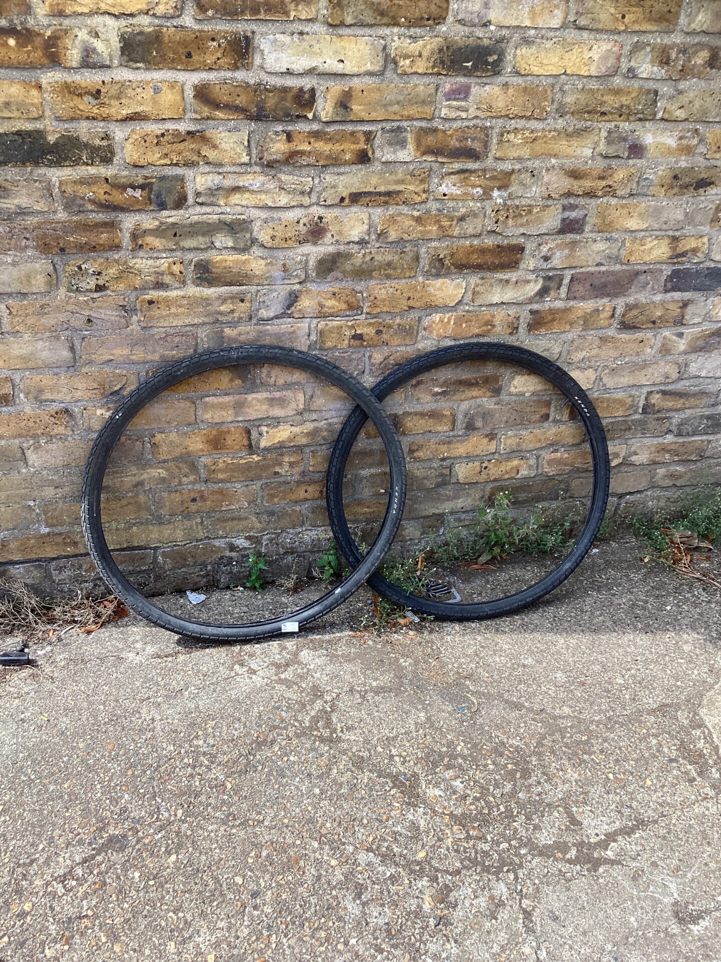 1215 Two kenda Bike Tyres with inner tubes 700x38x28