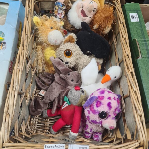 Mixed soft toy lot including Ty Beanie Babies.