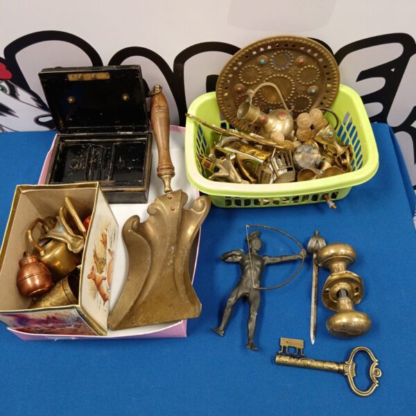 Vintage brass and copper lot on a tray, including a corkscrew and scale.