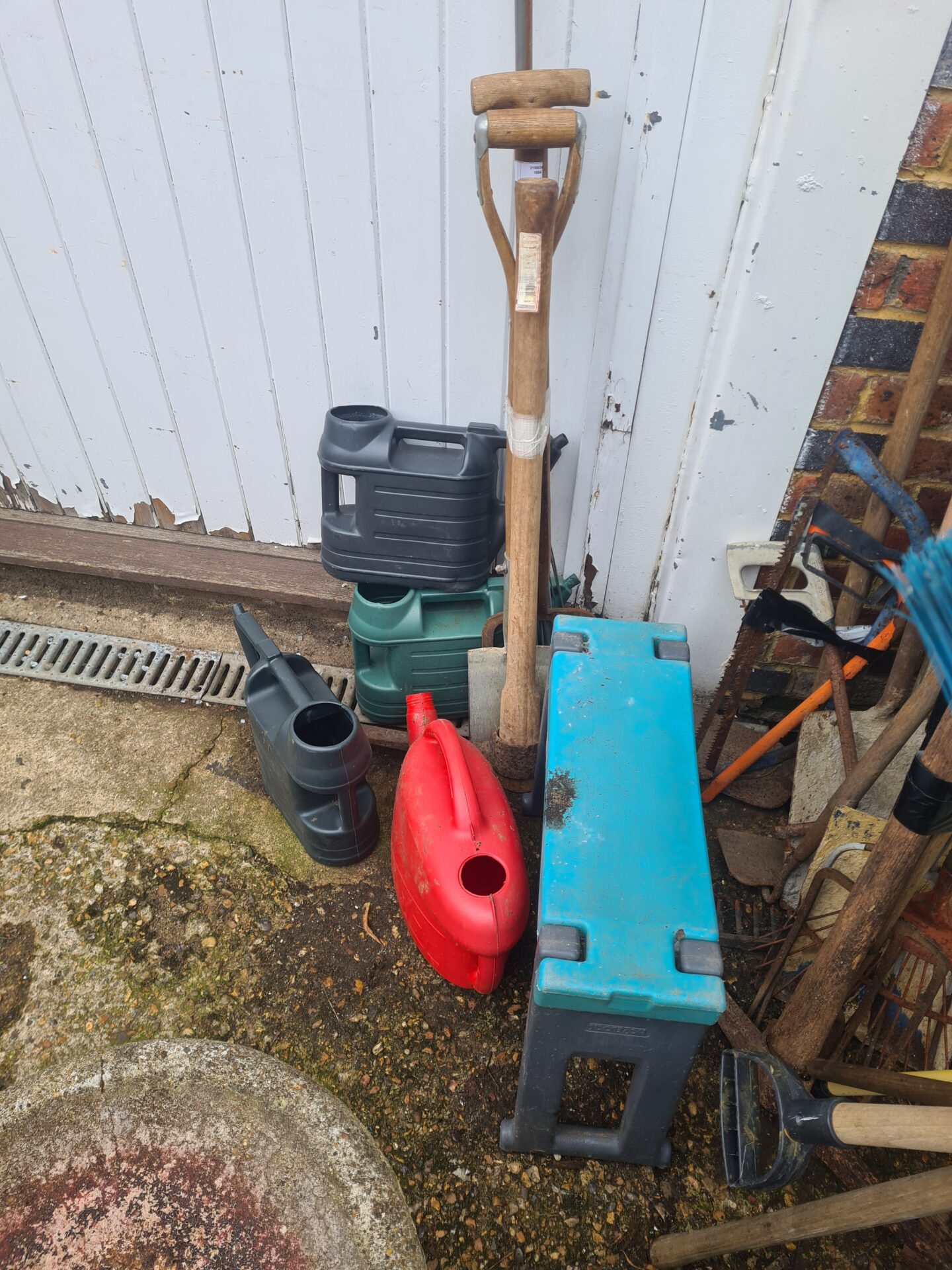 1133 Bundle of garden tools and related items inc hozelocl bench and watering cans