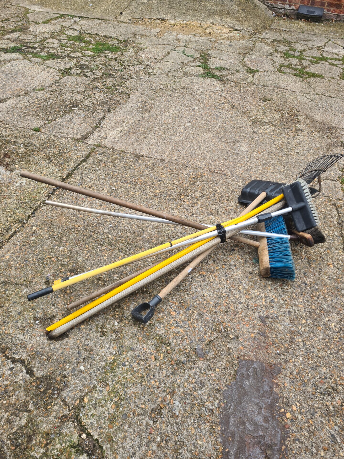 1104 Bundle of garden brushes