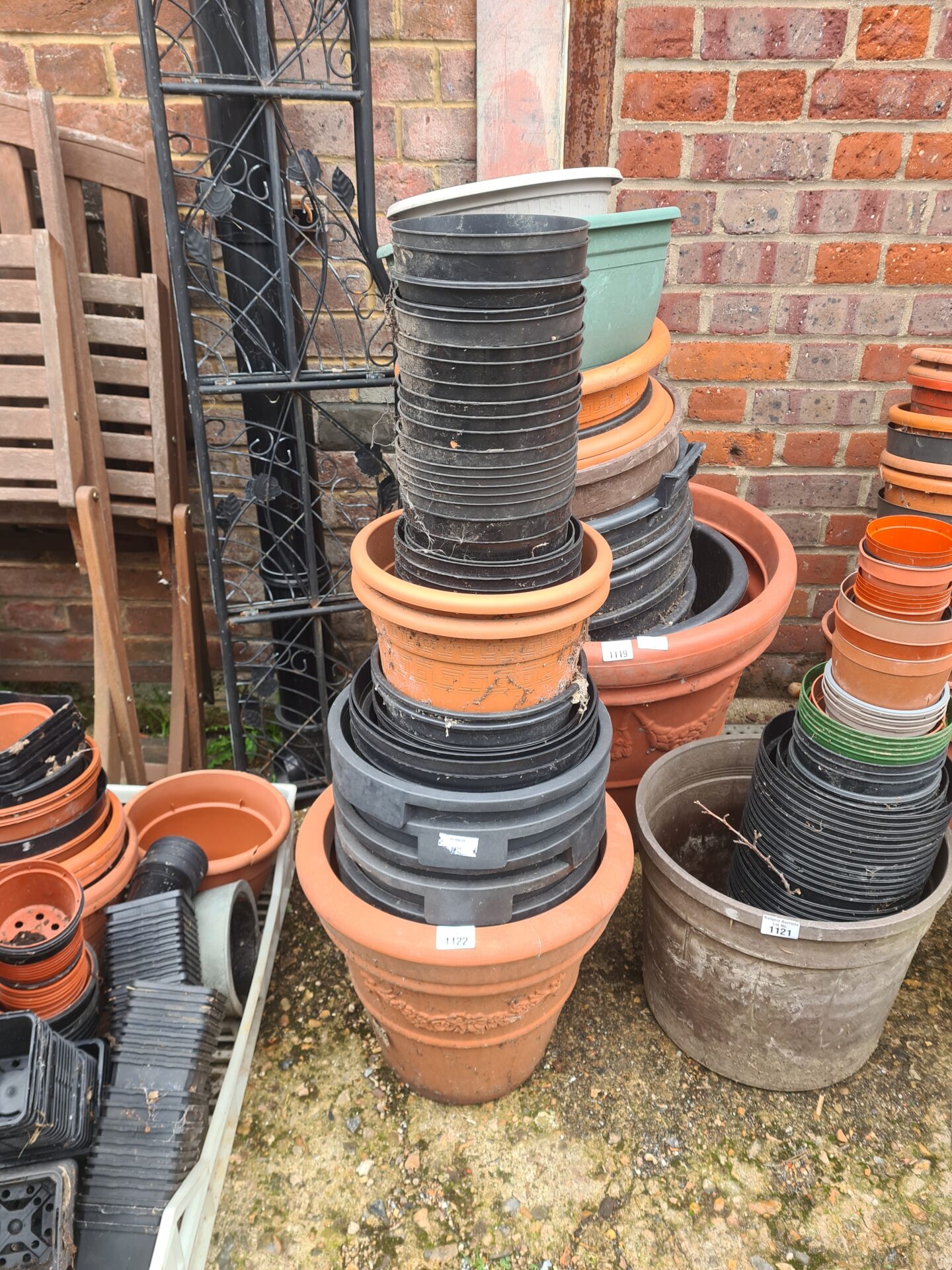 1122 Selection of mixed garden plastic pots