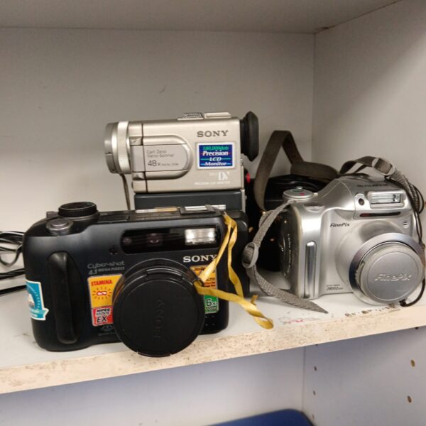 Vintage digital cameras lot including Sony models.