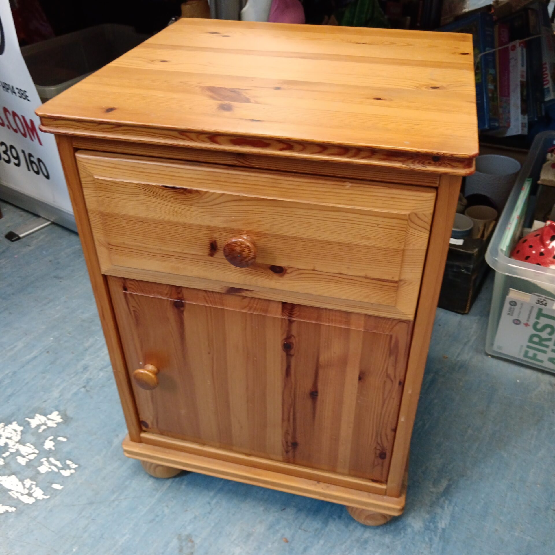 607 Pine bedside cabinet with drawer