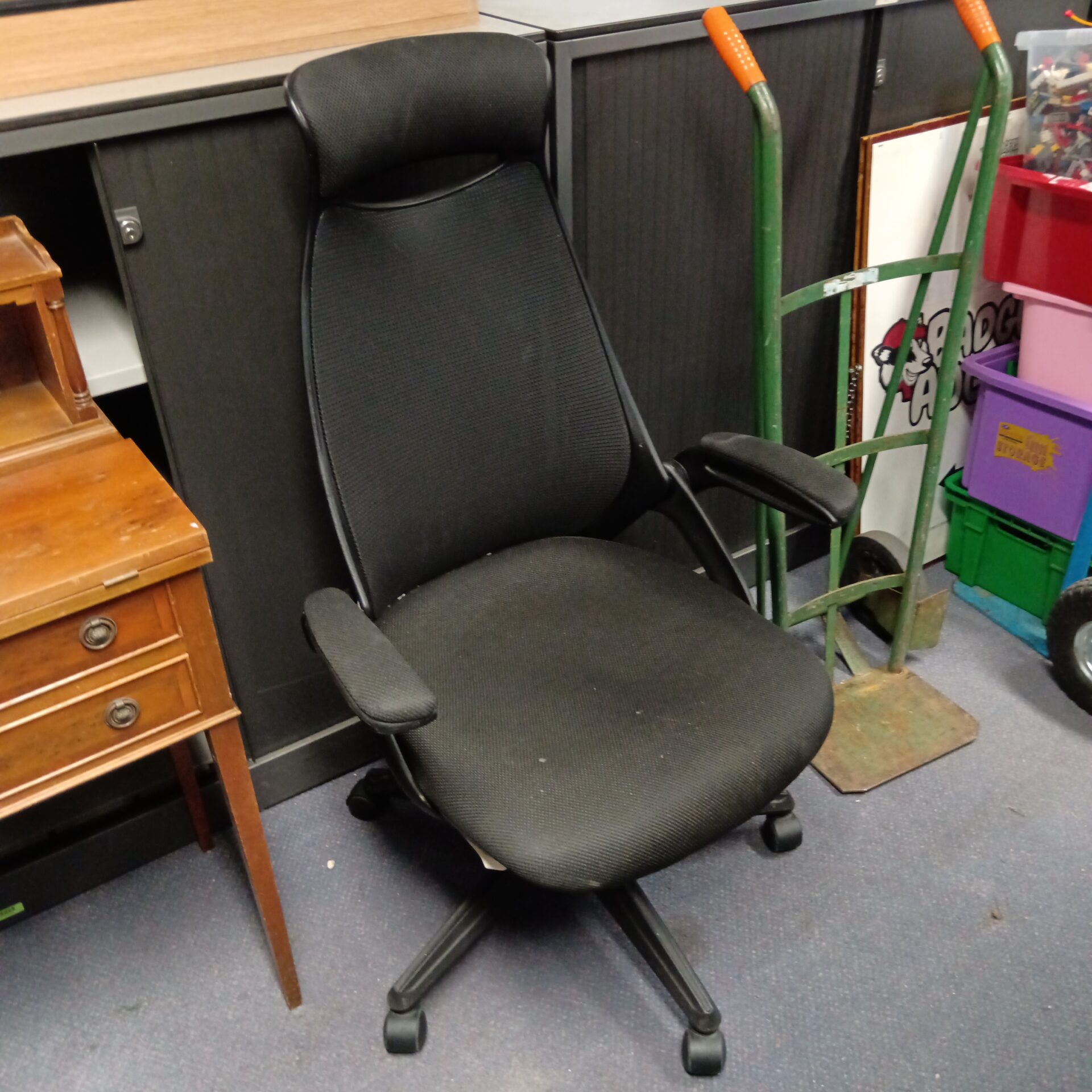 1264 Black ergonomic office chair