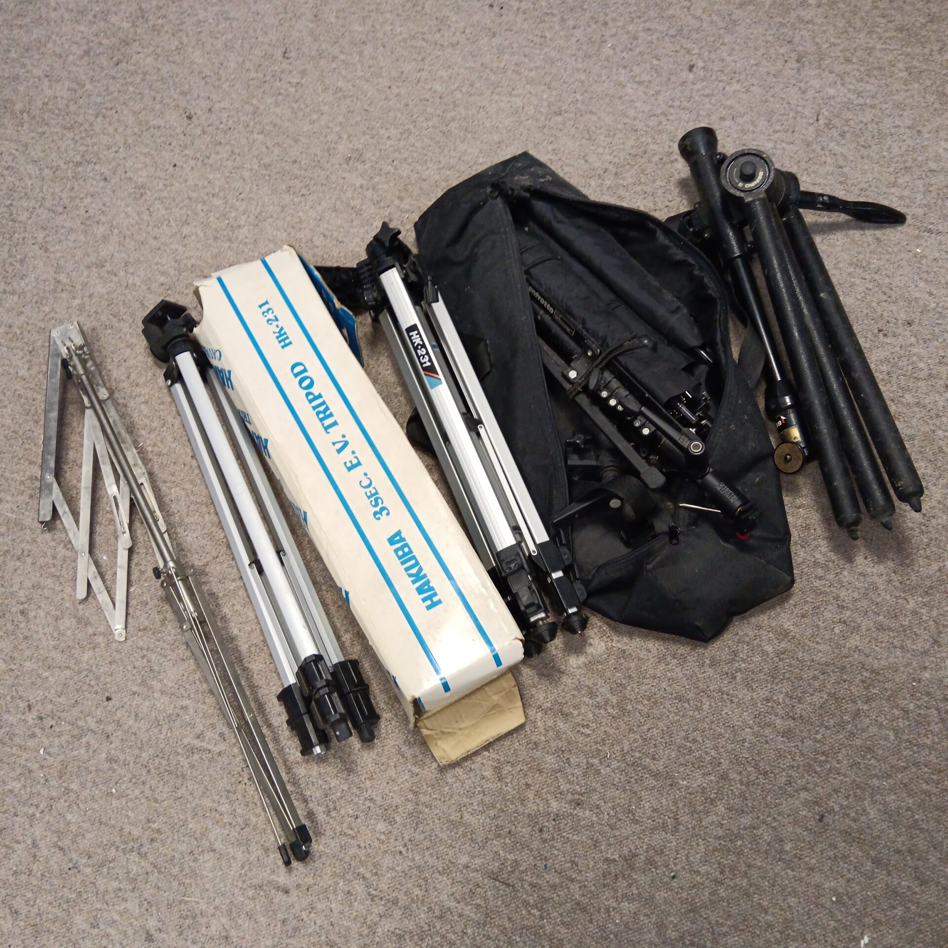 1168 Bundle of camera tripods including hakuba hk-231, benbo 3 & music stand