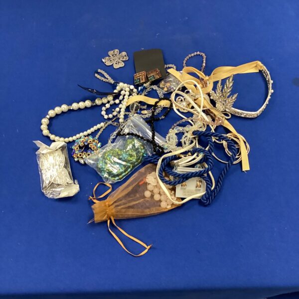 Mixed lot of vintage and costume jewellery in a drawstring bag.
