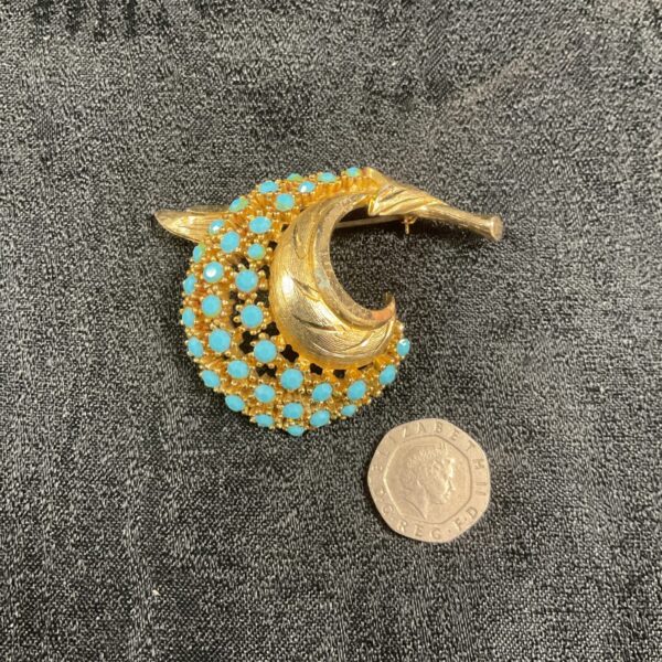Vintage 1950s turquoise cocktail brooch with gilt metal setting.