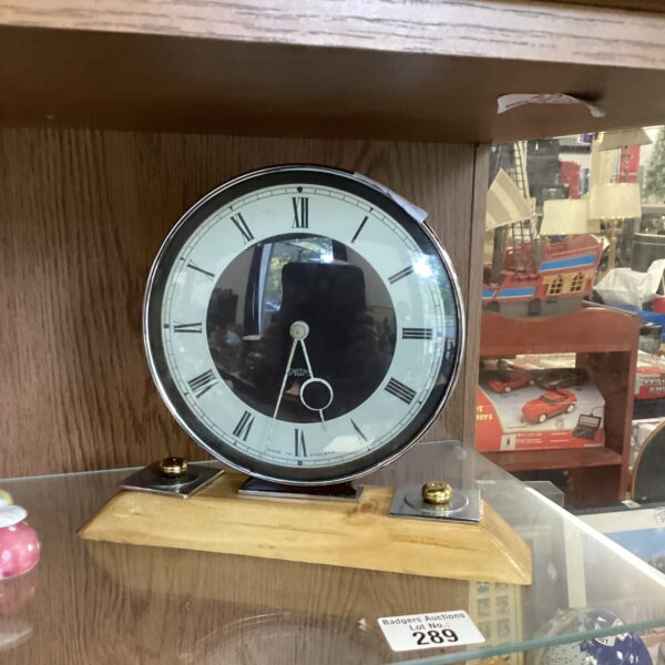 Vintage Smith’s mantle clock with black numerals and wooden casing.