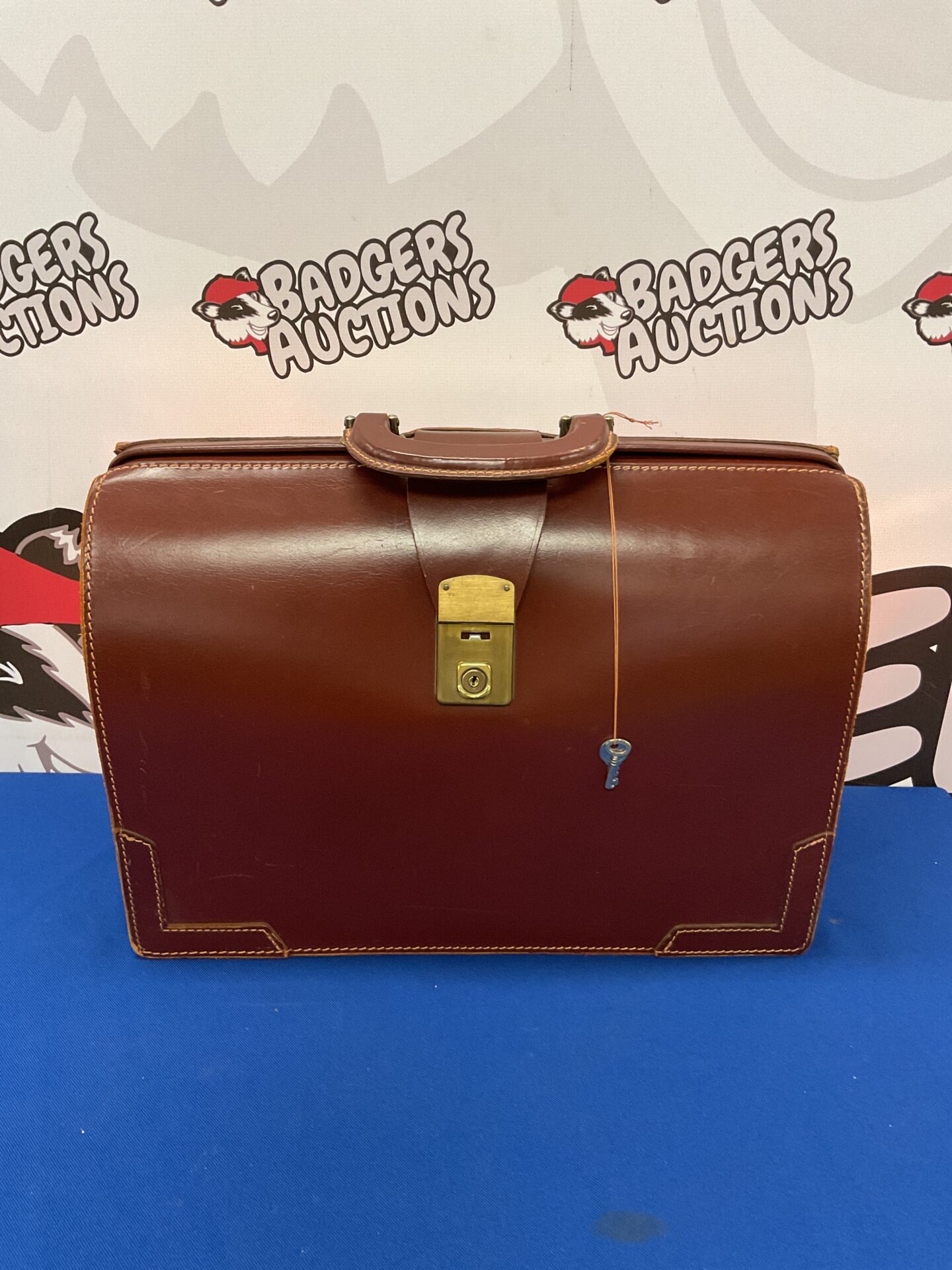894 Vintage leather pilots bag with key