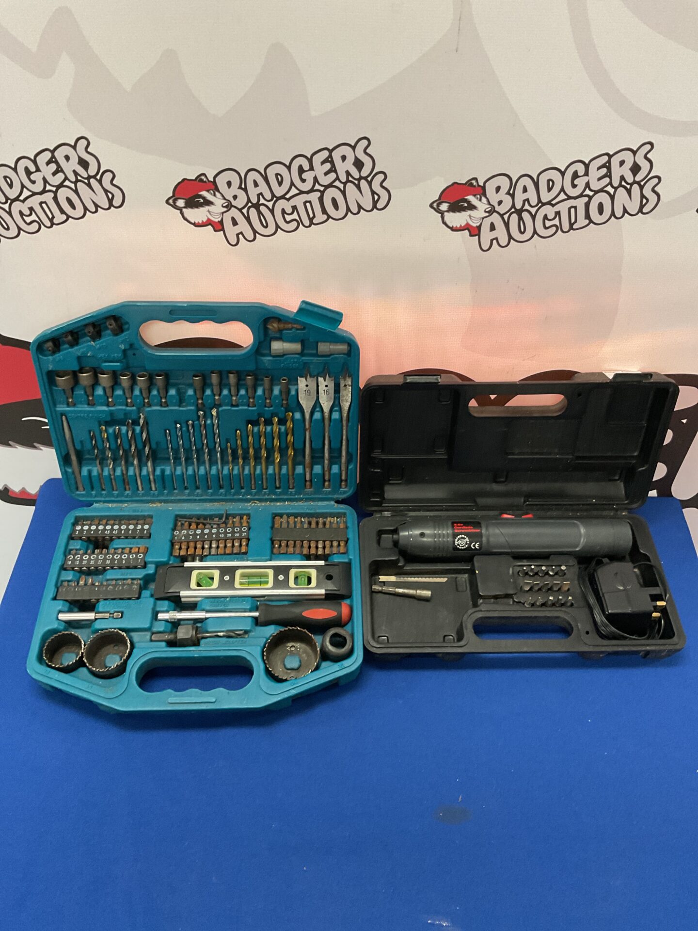 909 Makita drill bit set & working cordless screwdriver