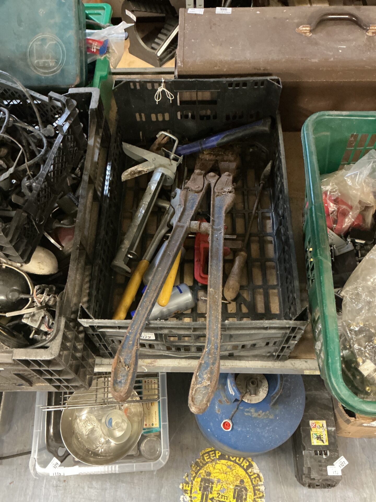 1022 Garden tools incl. Record 930 bolt croppers and paramo bench vice