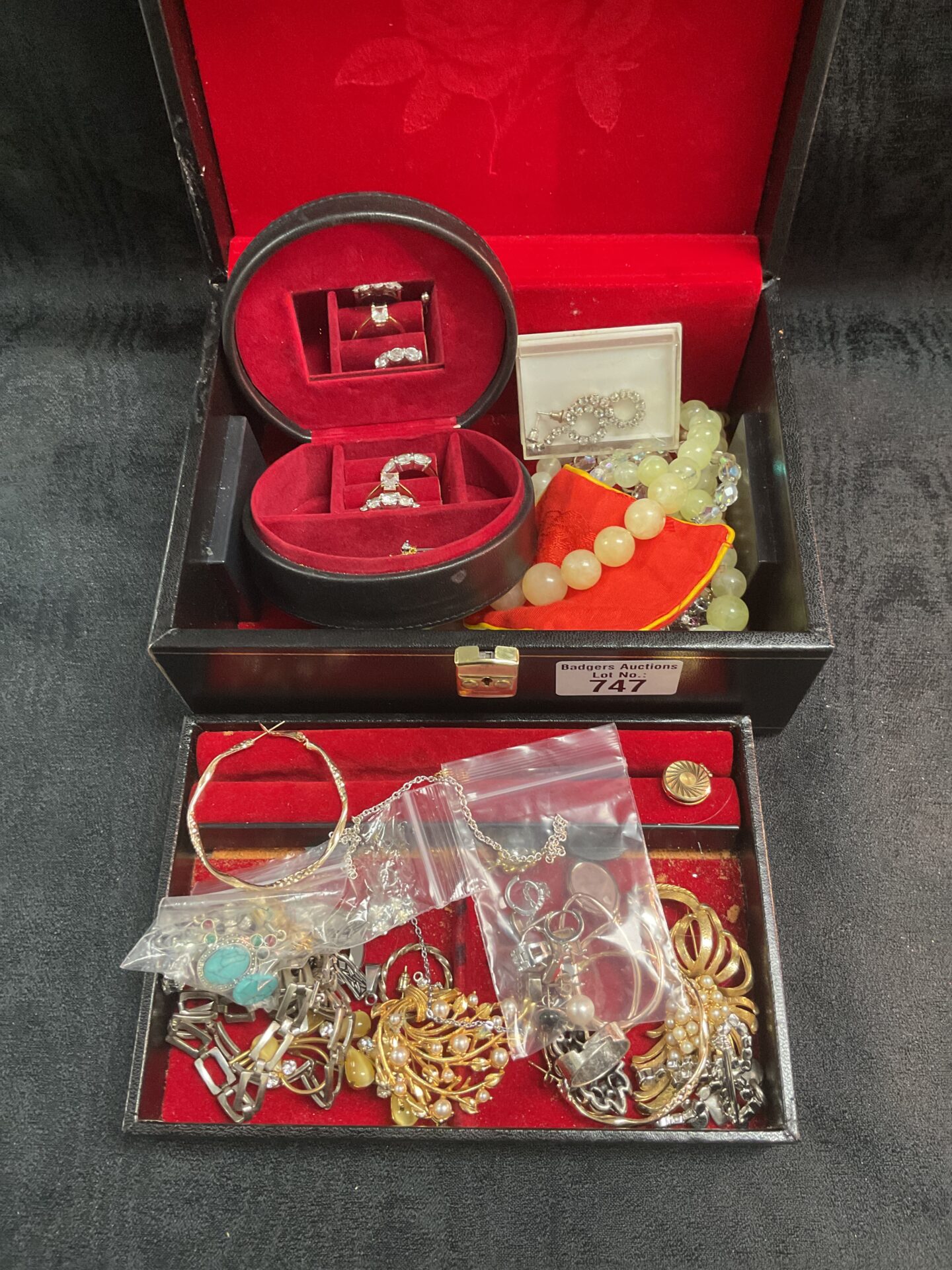 747 Jewellery box of assorted jewellery