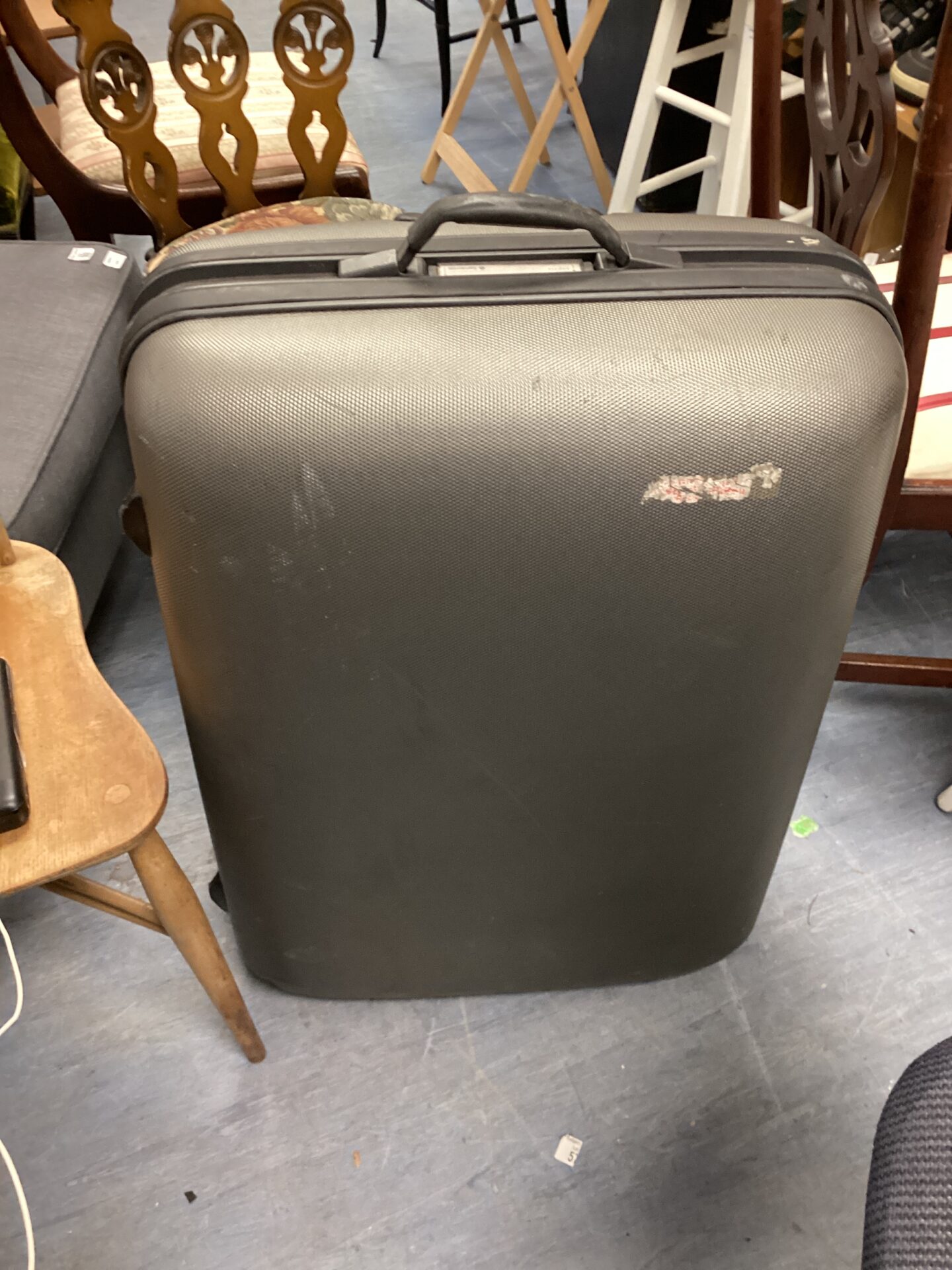 587 Samsonite suitcase with extendable handle & wheels on the back