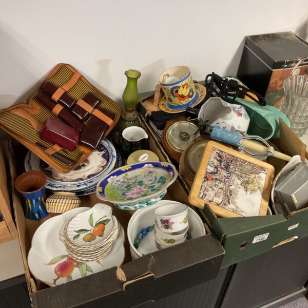 Overview of a mixed collectables lot with vintage ceramics and pottery.