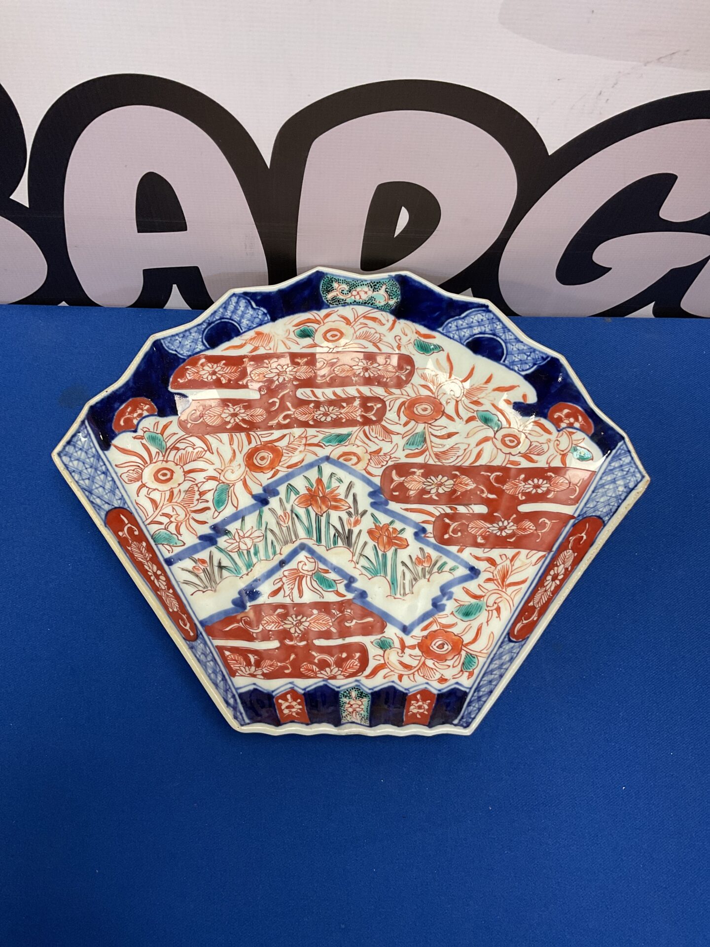 046 Victorian Japanese imari pattern fan plate