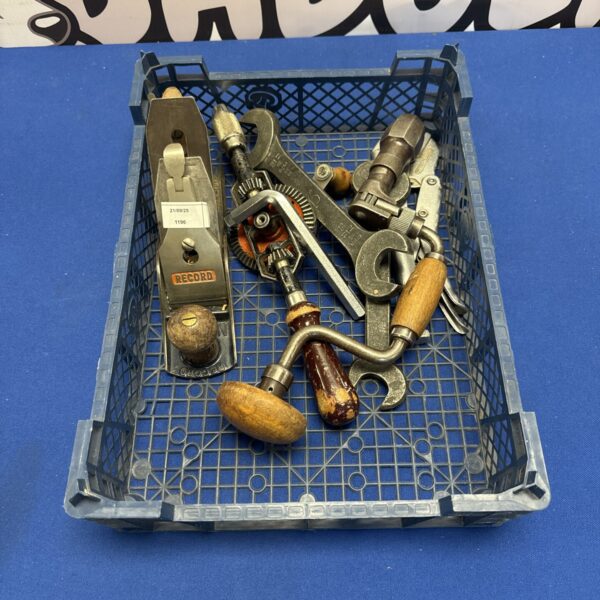 Vintage hand tools lot including a Record No.4 plane.