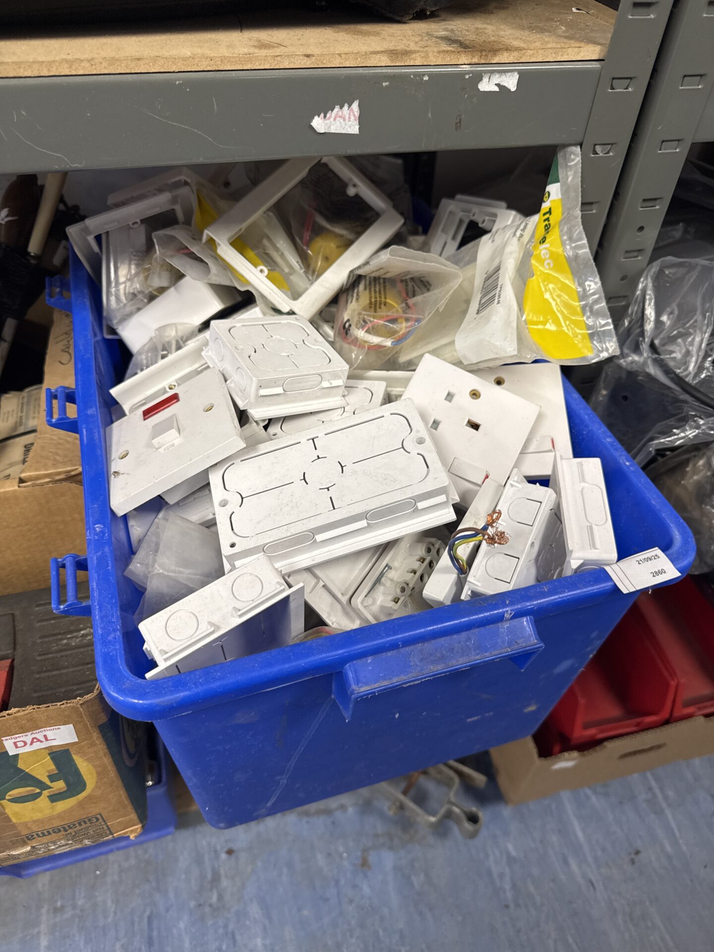 1018 Large quantity of electrical fittings