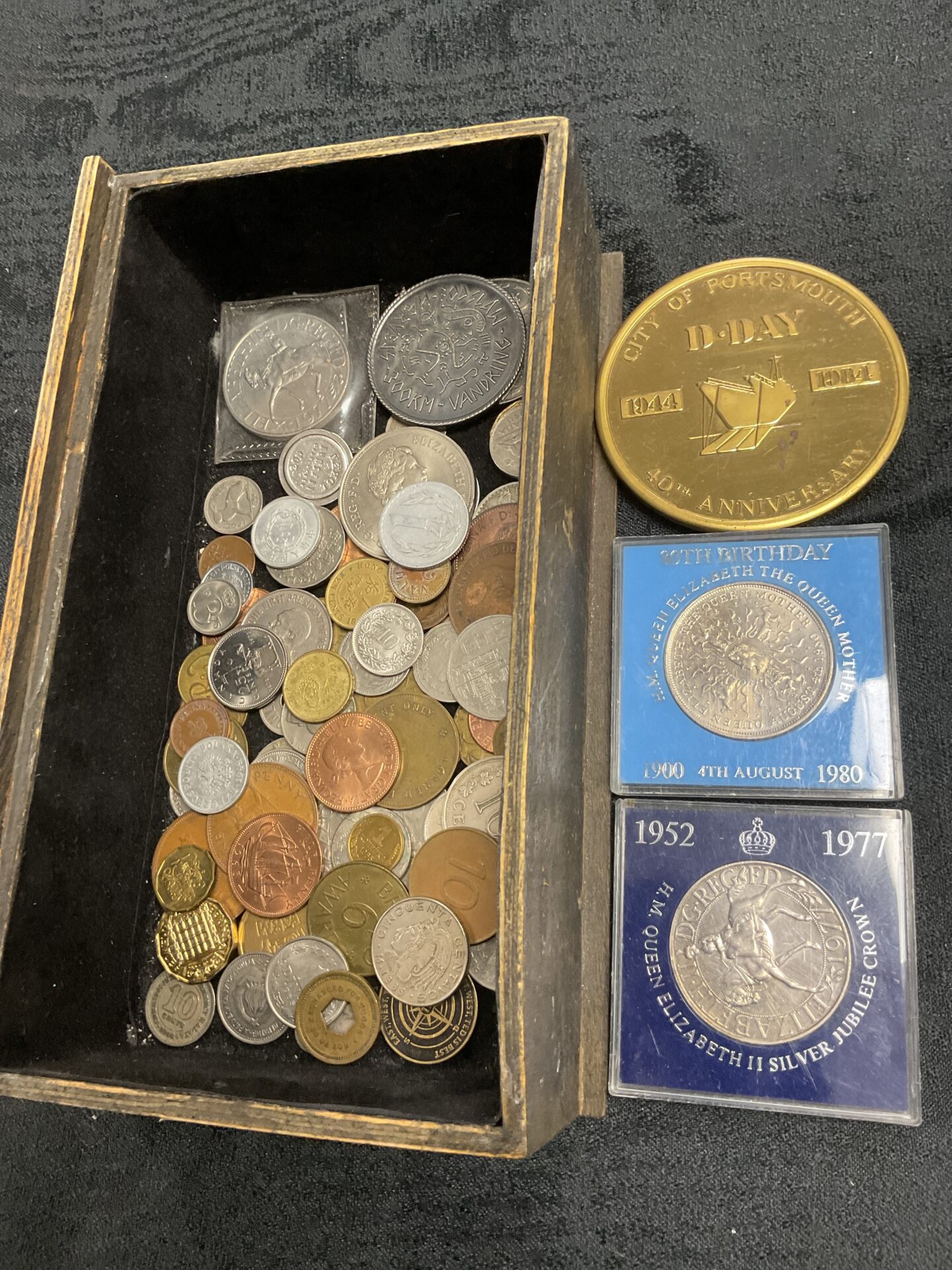 811 Drawer of assorted coins and commemorative coins