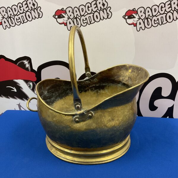 Vintage brass helmet coal scuttle with sturdy handle.