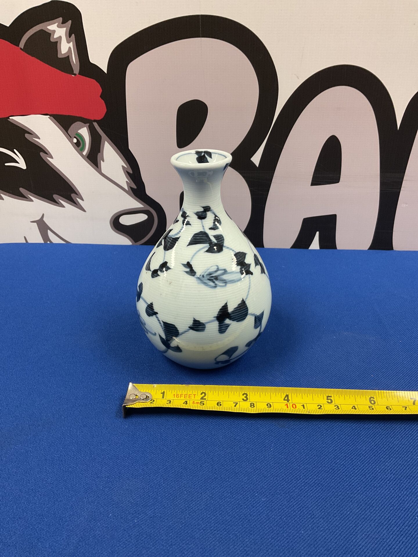 034 small blue and white vine pattern Chinese vase, signed on base